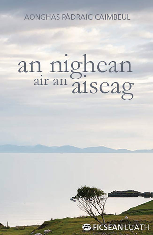 An Nighean Air an Aiseag Paperback